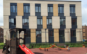 Детская площадка и один и домов ЖК «Андерсен»