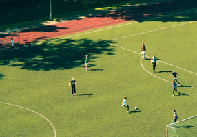 Футбольное поел и беговые дорожки