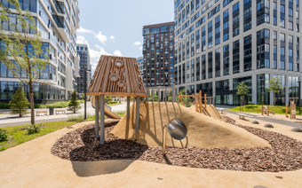Детская площадка в West Garden